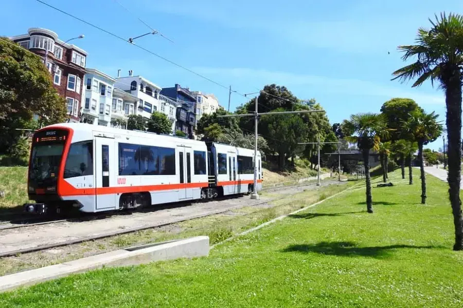 Un treno passeggeri MUNI corre lungo un binario a 贝博体彩app.