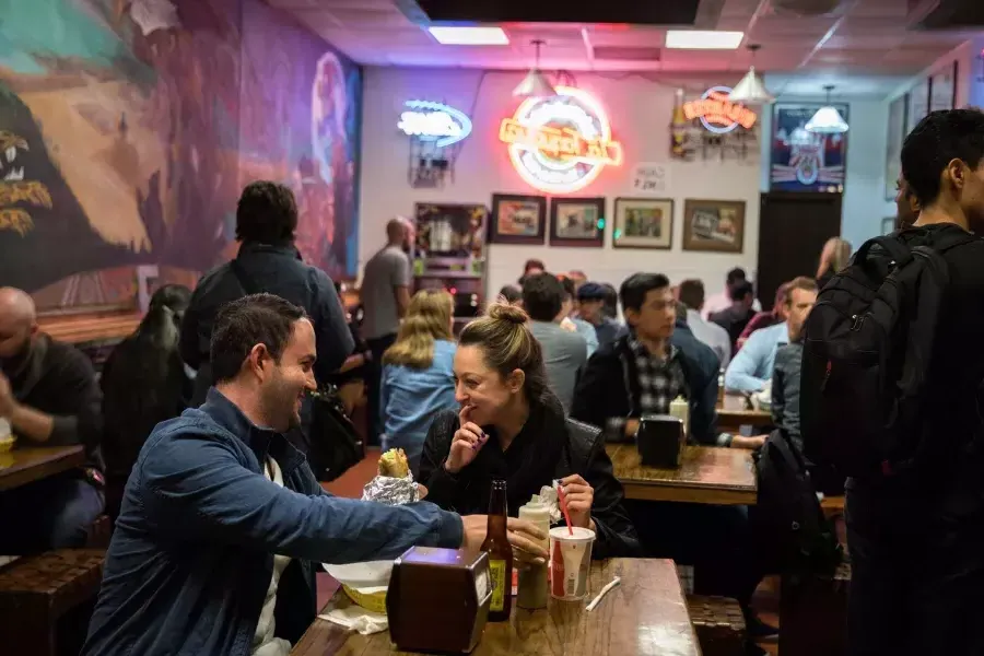 Visitors enjoy authentic Mexican food in San Francisco's 任务 neighborhood.