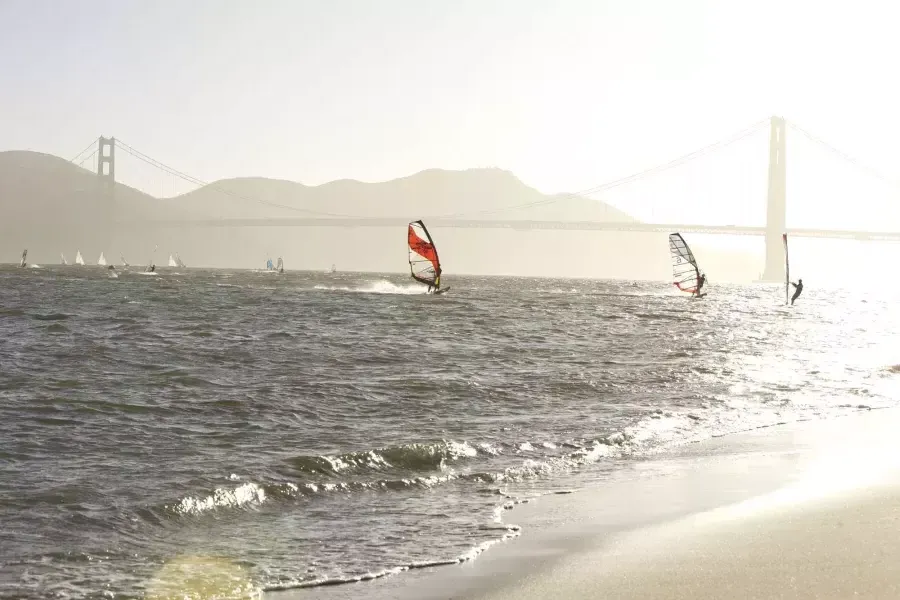 Windsurf nella Baia di San Francisco, appena fuori Crissy Field.