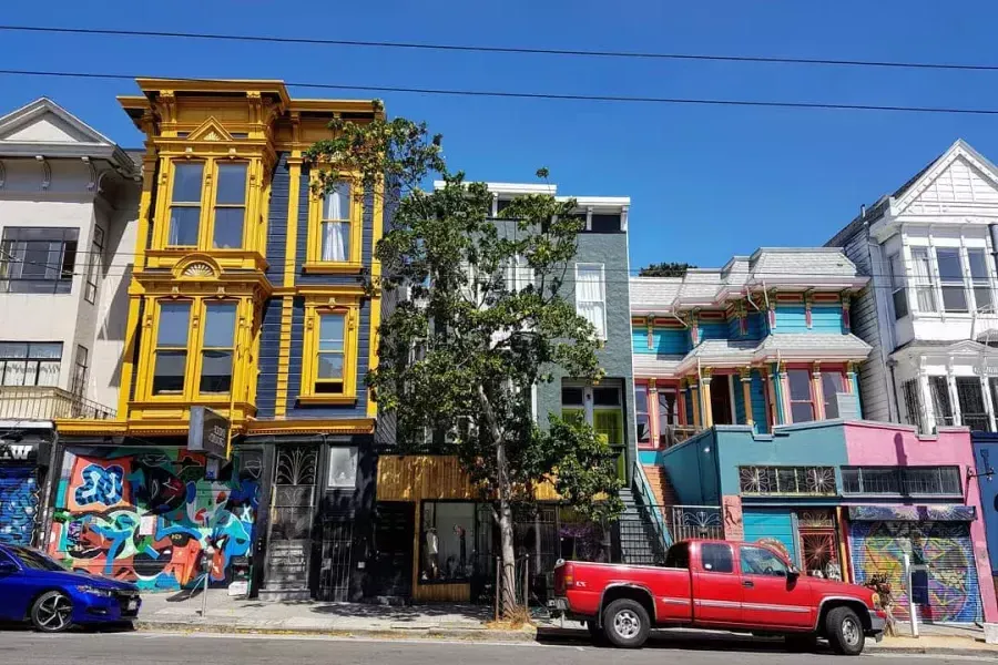 Vista de edifícios coloridos na Haight Street 和 carros estacionados ao longo da rua. 加州贝博体彩app.