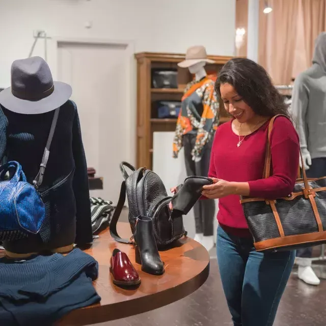 Una donna fa acquisti in una boutique di San Francisco.